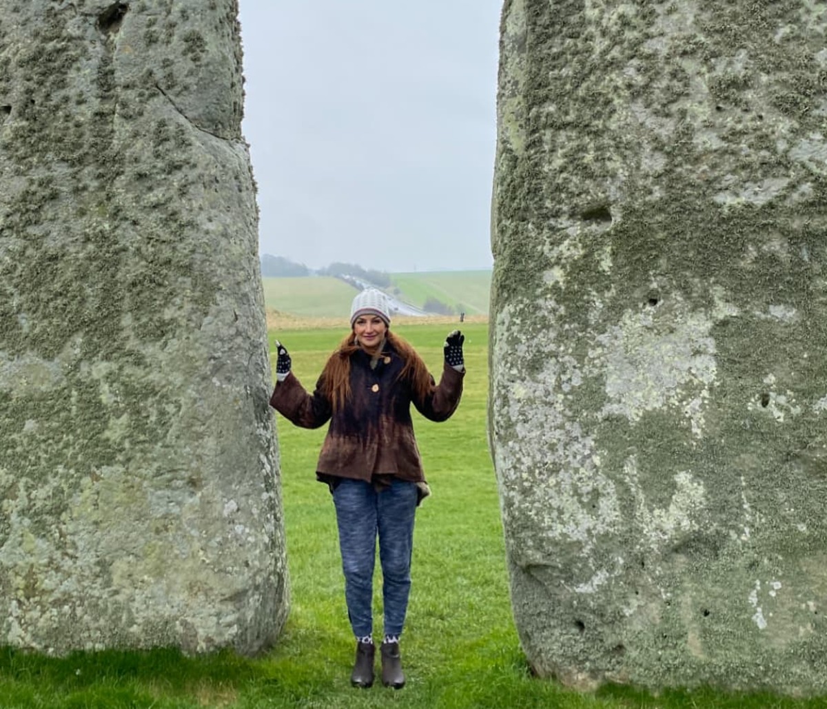 Cathy Fernández en el círculo de piedras de Stonehenge